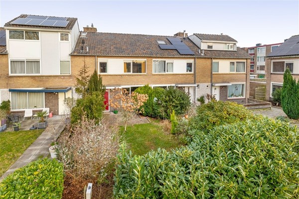 Te koop: Ruime eengezinswoning met 4 slaapkamers en een vaste trap naar zolder !